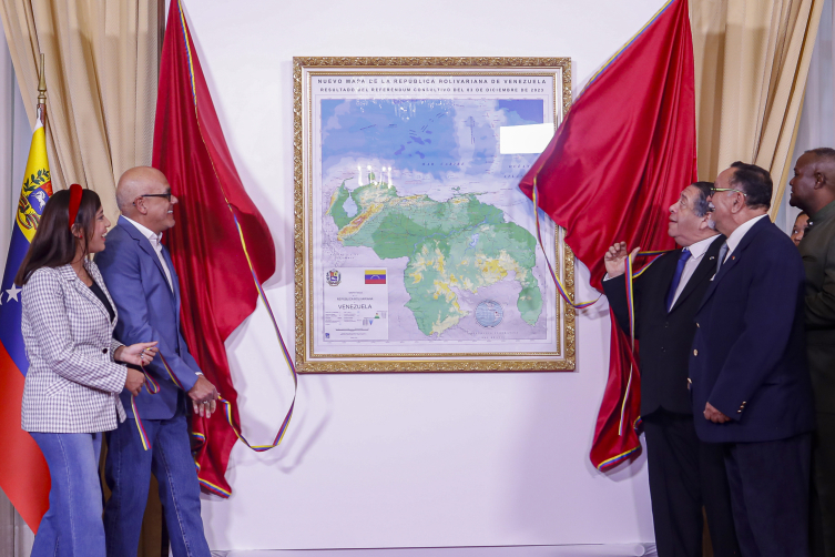 Venezuela’daki referandumun ardından yeniden şekillenen Venezuela haritası, resmi törenle sunuldu. Fotoğraf: AA